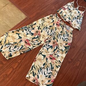 Tropical Floral Wide Leg 2 piece set with elastic waist and adj. straps size M.